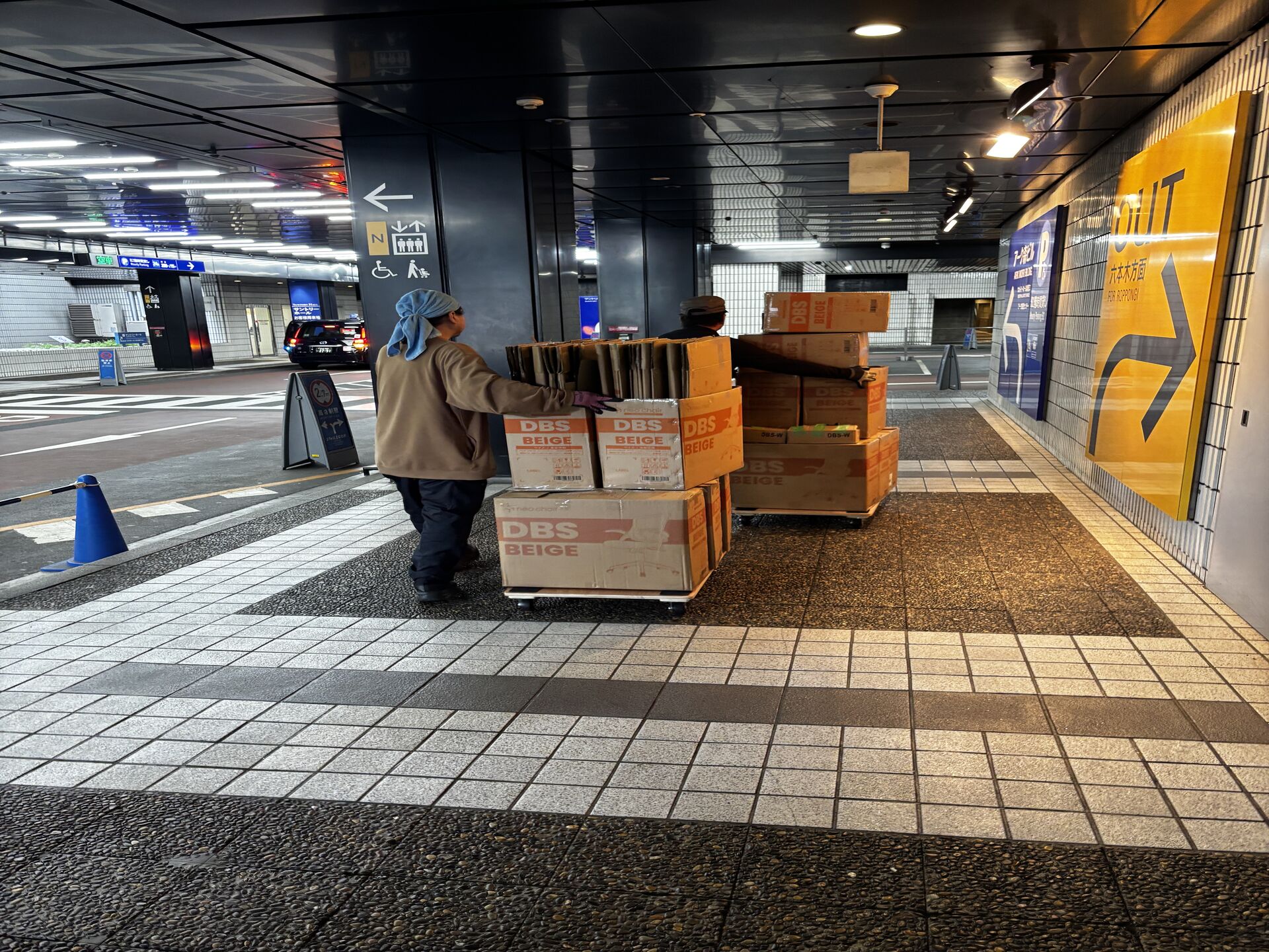 都内某所　企業様にてオフィスチェアの組立て
