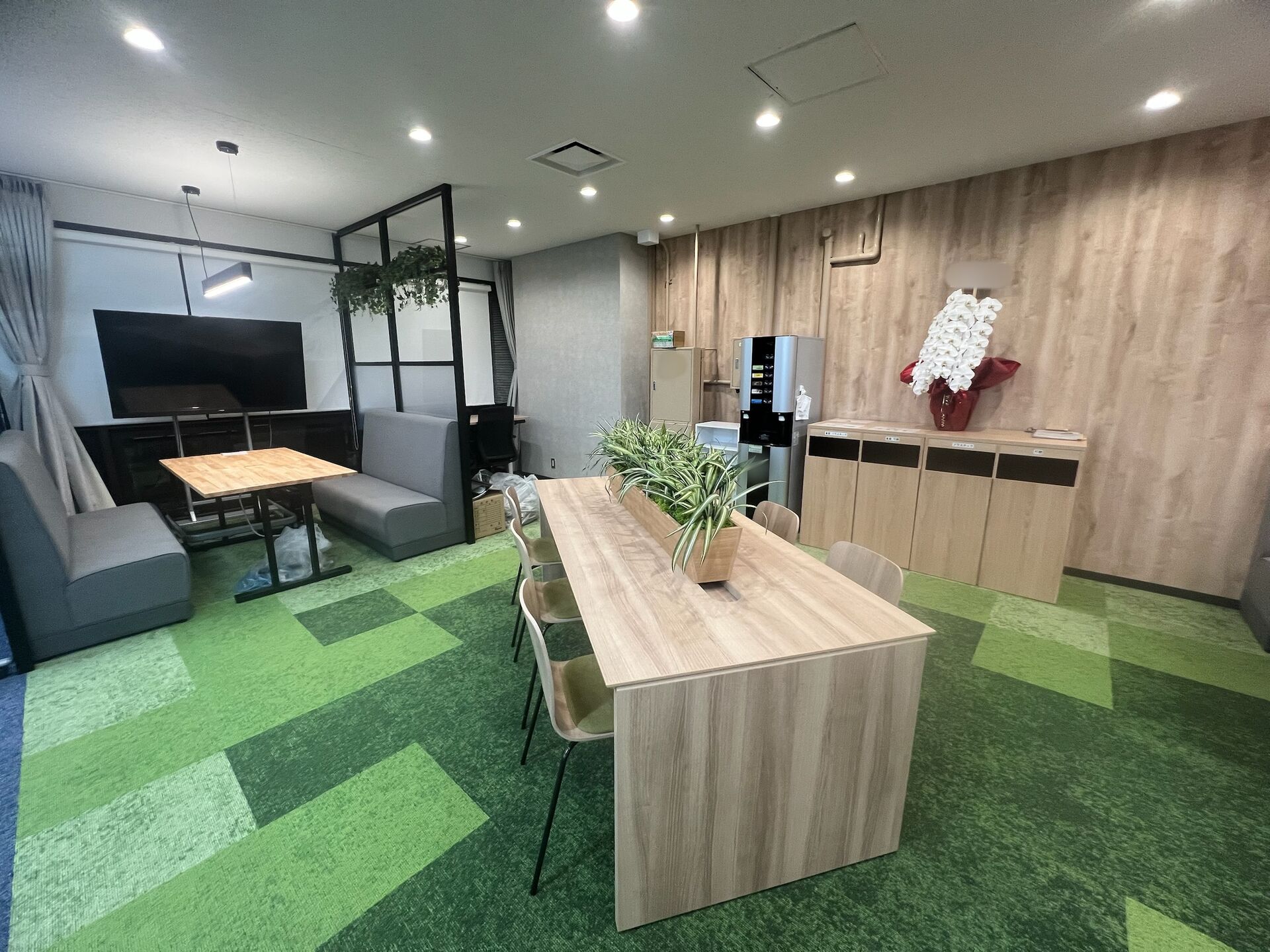 【神奈川県相模原市　家具組立代行】　オフィスレイアウト変更に伴う大量の家具の組立てなら株式会社アイケット