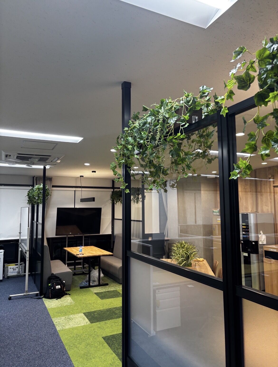 【神奈川県相模原市　家具組立代行】　オフィスレイアウト変更に伴う大量の家具の組立てなら株式会社アイケット