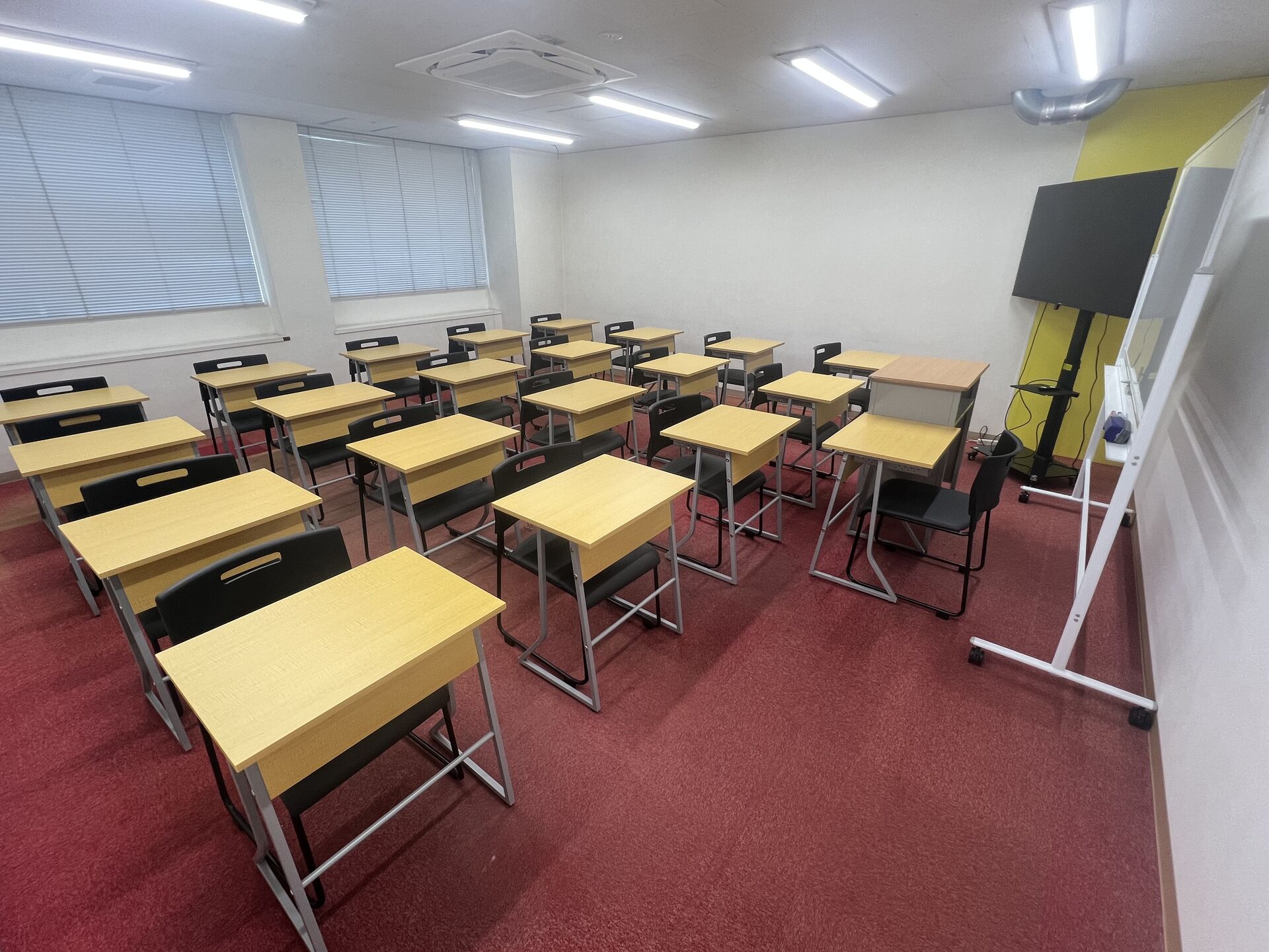 【東京都新宿区　家具組立代行】　研修用デスク１００台以上の家具組立てにも対応株式会社アイケット